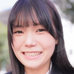 La actriz JAV Misaki Sakura en un traje negro de oficina
